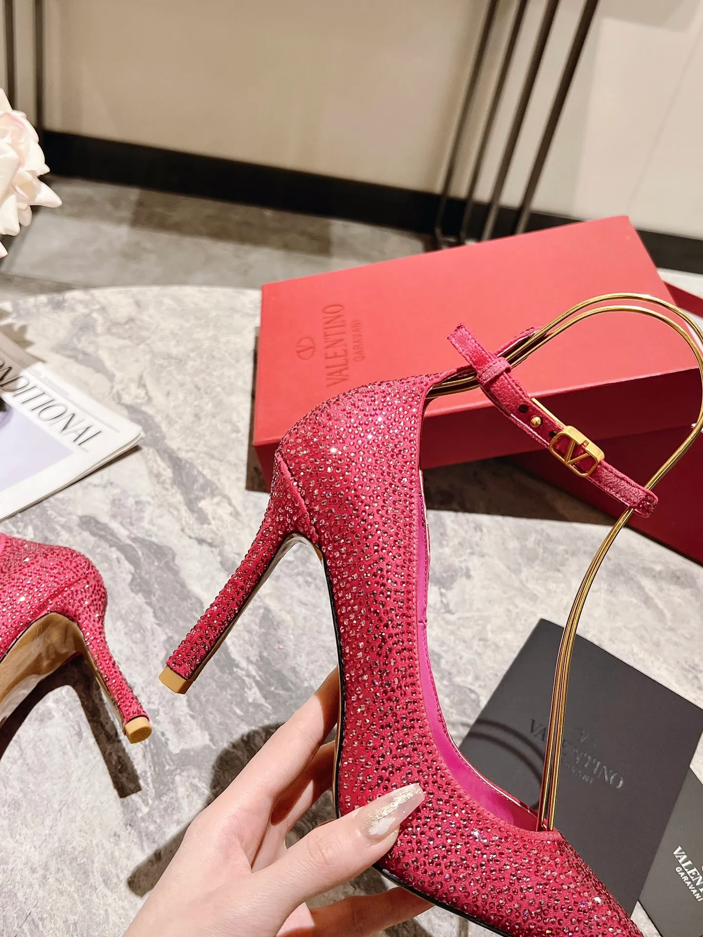 👟👟Ex-factory price 500👟👟 Genuine leather sole +40 Top version 𝑉𝐴𝐿𝐸𝑁𝑇𝐼𝑁𝑂 Valentino new spring and summer women's 6⃣️color "Czech Diamond💎" full diamond shoes The unique [V’s handcrafted diamond production] brings out a full sense of high-end, and the new season will live up to expectations! Worth buying★Absolutely high-grade❥Original method, Absolutely sensual❥Elegant style, creating a different feeling, simple and elegant style!  Code number: 35-41 (34-42 customized, non-returnable) Lining: Sheepskin lining Heel height: 10cm Leather outsole Rubber outsole